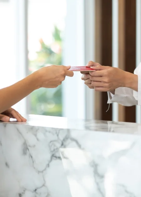 明るい受付での様子